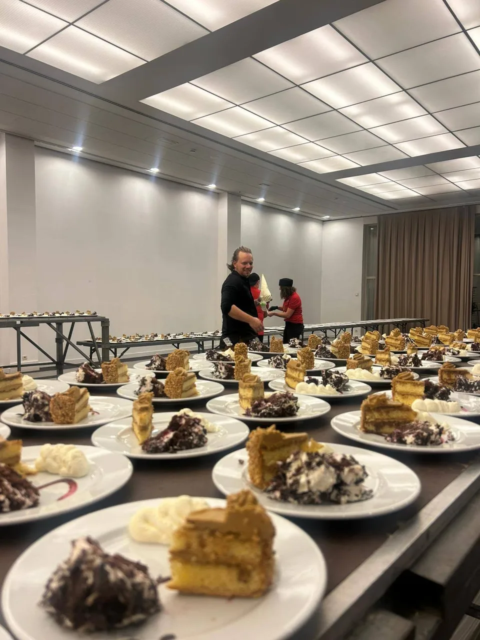 Dessertborden staan klaar achter de schermen van het kerstfeest van 2025.