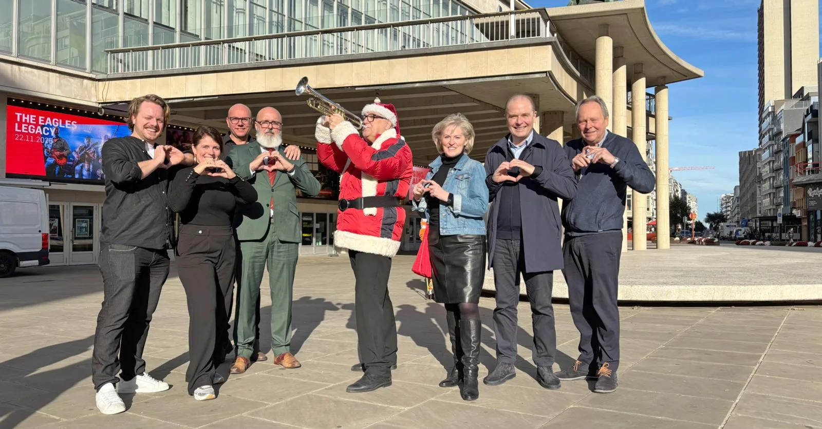De organisatie bij de aankondiging van het kerstfeest in november 2025 voor het Kursaal, met onder anderen Fabrice Goffin en een muzikale kerstman.
